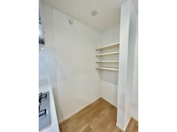 キッチンのサイドスペースには食器や調理器具、食材ストックするのに重宝する収納(パントリー)を装備しました。