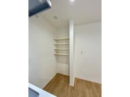 キッチンのサイドスペースには食器や調理器具、食材ストックするのに重宝する収納(パントリー)を装備しました。