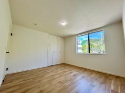 【洋室８帖】大容量のクローゼットと南東側の大きな窓