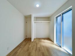 【サービスルーム６帖】　大きな窓から風を気持ちの良い風を取り込みます。