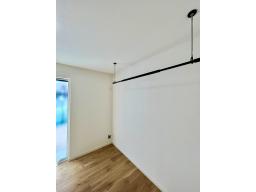 【ホスクリーン】天井づけされた安心の耐荷重のホスクリーンを完備。使わないときは、吊り下げ竿を取り外せます。