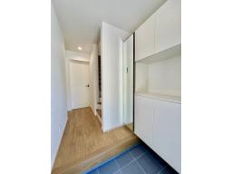 【玄関】「いってらっしゃい」から「おかえり」まで。シンプルでスタイリッシュな玄関は、収納性も高く、いつでもスッキリ保つことができます。