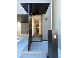 【玄関】スタイリッシュな玄関。YKKapの美しいカームブラックの玄関扉。LIXILマットブラックの機能門柱（宅配BOX付）シックトーンで統一感が生まれました。