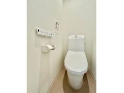 フチレス形状で汚れがたまりにくく、水アカや汚れが付きにくい設計。清掃性や快適性に優れた一体型シャワートイレです