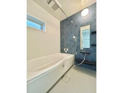 浴室は出入り口の段差をなくした（段差20mm以下）「バリアフリータイプ」で、浴槽出入りのための手すりを標準装備。さらに、浴室暖房付きで血圧の上昇につながる浴室と他の部屋との温度差をやわらげ、安心して入浴いただけます。