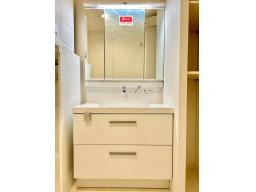 機能性とデザイン性を備えたLIXILの三面鏡洗面台。豊富な収納で洗面周りもすっきり。水回りを集約した家事ラク動線で毎日の家事を効率化し、ゆとりの時間を実現します。