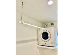 天井付けされたハンガーパイプで洗濯物の部屋干しも可能です。