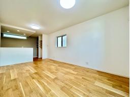 リビングはバルコニーに面していますので、明るく開放感のある印象です。対面式キッチンでご家族、ご友人との語らいも楽しめます。