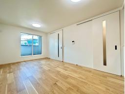 リビング階段は上階への移動に必ず通ることから、子どもがいるご家庭に人気です。空間を広く開放的に見せる効果も有り！