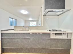 広々とした対面式キッチンは家族の会話を楽しみながら料理ができ、作業スペースも充実。収納も豊富でスッキリと使えます。忙しい共働き家庭に便利な食器洗い乾燥機付き。