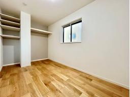 1階の5.6帖にオープンクローゼットと可動棚を設置しました。見せる収納がかなうお部屋です。