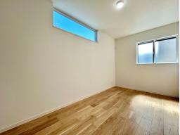 3階　5.6帖　大切なプライベート空間。趣味に合わせて使って頂けるようクローゼットを設置し、シンプルに仕上げました。