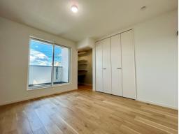 バルコニー直通の3階6.7帖のお部屋。日当たり良好で床上げのクローゼットもついているので重いものや大きいものを収納する際に便利です。