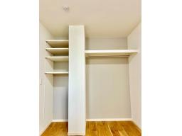 棚の位置を変えられるため、収納する物が変わっても対応可能です！無駄な隙間を減らすことができ、収納効率が向上します！