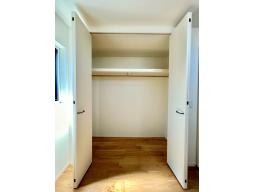 3階　5.6帖のクローゼット。衣類や小物をまとめて収納できるため、部屋に物が散らかりにくくなります。