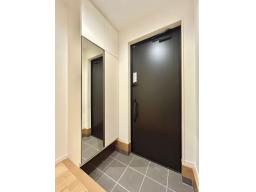 「いってらっしゃい」から「おかえり」まで。シンプルでスタイリッシュな玄関は、収納性も高く、いつでもスッキリ保つことができます。