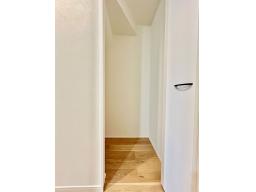 1階階段下収納。掃除機や家電製品の充電が可能なコンセント付き。リビングをすっきり保ち広々と使えます。