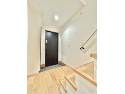 WOODTECの天然木複合フローリングに、ブラックのドアがアクセントとなり、木の温もりとモダンが調和した、見た目も心も豊かにするスタイリッシュで長く愛せる住まいです。