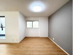 リビングのアクセントクロスは空間にメリハリをつけ、個性的で魅力的な雰囲気を作り出せます。