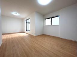 家族が自然と集まりやすいリビング設計。例えば、お好みのダイニングテーブル、TVボード＆ソファを配置すれば、食事やリビング学習、くつろぎにぴったりです。