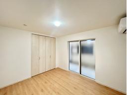 1階７帖。各部屋に収納がついているので、それぞれスペースを設けやすいです。