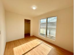 3階6帖洋室　バルコニーに面した窓から光が差し込み、風通しも良くなるため、明るく開放的な空間になります.