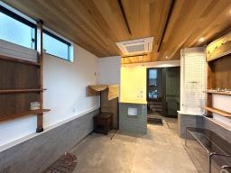 天井は天然木を使用しています！