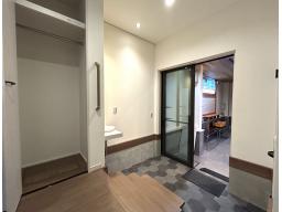 店舗奥土間・嬉しいコートクローク付きです！