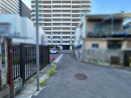 前道(北西向き)約4ｍ