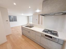 広々とした対面式キッチンは家族の会話を楽しみながら料理ができ、作業スペースも充実。収納も豊富でスッキリと使え、忙しい共働き家庭に便利な食器洗い乾燥機付き。