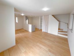 例えば、お好みのダイニングテーブル、TVボード＆ソファを配置すれば、食事やくつろぎにぴったりです。