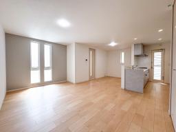 約17帖のLDKは、家族が自然と集まりやすいリビング設計。WOODTECの天然木複合フローリングは、木の温もりを感じます。