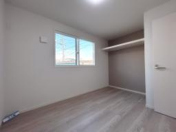 【5.5帖洋室】オープンクローゼット付！アクセントクロスがおしゃれです。