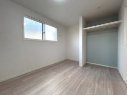 【6帖洋室】アクセントクロスはお部屋の雰囲気を明るくオシャレに彩ります。