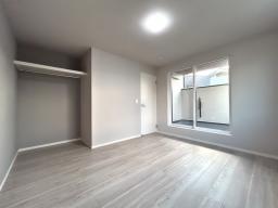 【7.7帖洋室】バルコニーに面しています♪主寝室にいかがでしょうか。