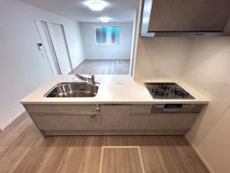 【キッチン】ラクな姿勢で使いやすいスライド式「食器洗い乾燥機」が標準装備。後片付けの時間が短縮でき、シンクまわりもすっきり片付きます。