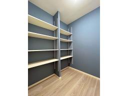 【パントリー＆リネンスペース】パントリーにもリネン庫にも使える便利なスペース。デスクを置けばちょっとした家事もこなせます。