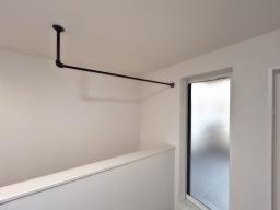 【アイアンハンガーパイプ】アイアンハンガーパイプは部屋干し用にも、明日のコーディネートを決めるのにも便利な一時掛けスペースに。