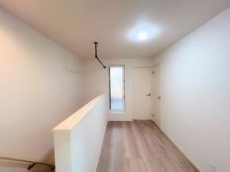 【フリースペース】部屋干しも出来るフリースペース。アイアンハンガーパイプにお気に入りのインテリアを飾って読書スペースにも。