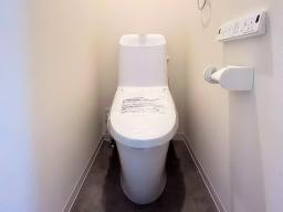 【トイレ】落ちにくい汚物汚れも、水を流すだけツルンっと落とせる新素材”アクアセラミック”で毎日のお手入れ簡単！