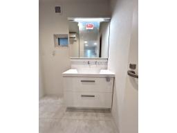 【洗面】機能性に優れた三面鏡（長寿命・省電力のスリムLED付）と、豊富な収納キャビネットがついたスタイリッシュな洗面化粧台です。