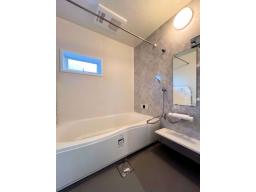 【浴室】毎日のお手入れがしやすい工夫と、心地よい使用感、エコロジー性能を持ったシンプルデザインのシステムバス。