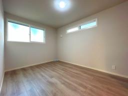 【7.5帖洋室】2面採光でいつも明るい室内です！