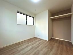 【5.2帖洋室】オープンクローゼットはお洋服をスマートに片づけられて便利！扉がないためスムーズに出し入れできます！