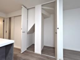 【階段下収納】家中に収納たっぷりでスッキリ暮らせる住まいです。
