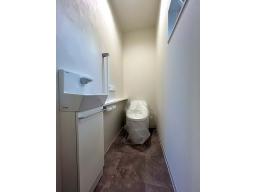 【トイレ】落ちにくい汚物汚れも、水を流すだけツルンっと落とせる新素材”アクアセラミック”で毎日のお手入れ簡単！