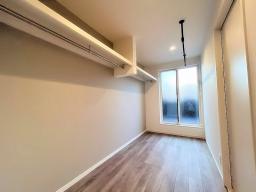 【ウォークスルーファミクロ】大きなクローゼットはプライバシーに配慮したバルコニーからそのまま収納できる時短動線に。