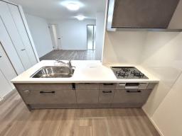 【キッチン】ラクな姿勢で使いやすいスライド式「食器洗い乾燥機」が標準装備。後片付けの時間が短縮でき、シンクまわりもすっきり片付きます。