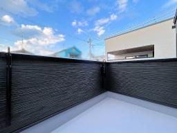 【バルコニー】流行りのベランピングや、ビニールプールを置いて遊べます。