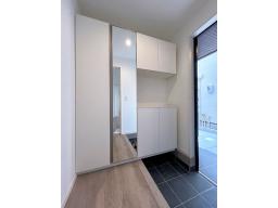 【玄関収納】散らかりがちな玄関もすっきり片付けられる玄関収納付♪